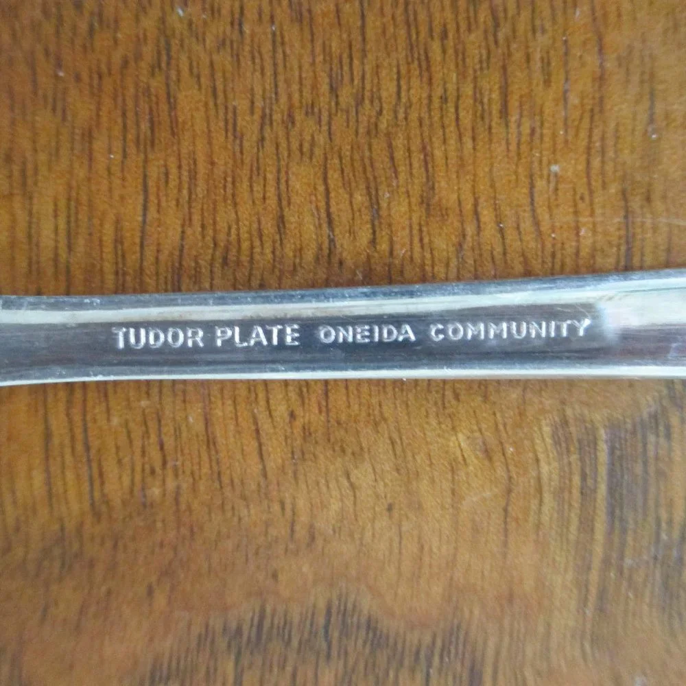 Queen Bess 1946 Pierced Pie Server Vintage Tudor Plate Oneida Community silver